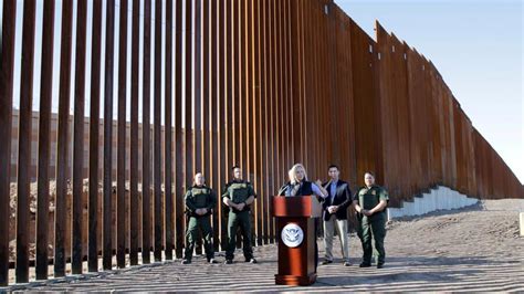 实拍特朗普当年巨资修的美墨边境墙，真的好使吗？_凤凰网视频_凤凰网