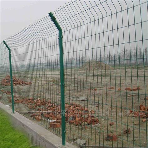 浸塑双边丝圈地护栏网厂家-环保在线