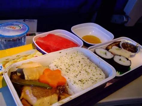 飞机餐为什么这么难吃啊？戴个降噪耳机好了，因为不是食物的问题 - 知乎