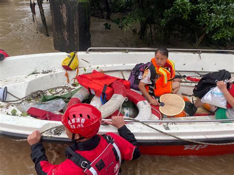 28名洪水被困群众被南京训练总队顺利救出|防汛抗灾第一线_荔枝网新闻