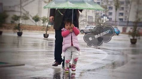 这就是母爱：大雨天母亲骑车接娃，雨披给了孩子自己却冒雨骑行|雨披|母亲|母爱_新浪新闻