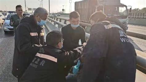 上班路上看到车祸伤者，武汉医生拿出随车的急救物资施救_凤凰网视频_凤凰网