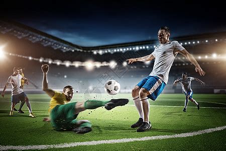 足球比赛正进行中足球比赛中,球员为了控制球而打架高清图片下载-正版图片300484448-摄图网