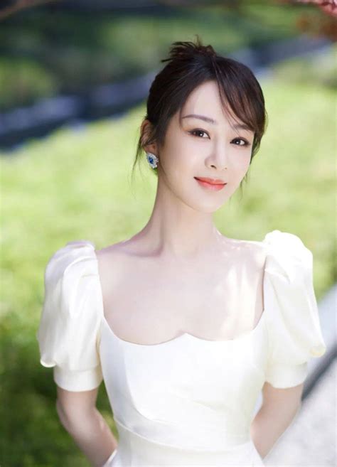 刘亦菲微博晒出一组工作照，头戴皇冠，面覆轻纱，一袭白色礼服