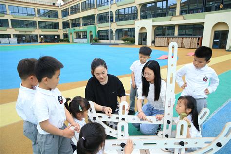 浙江波菲教育玩具有限公司组织培训人员走进县城东幼儿园