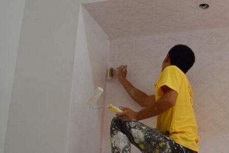 老房装修墙面粉刷有讲究，先刷天花板再刷墙面-墙顶打孔