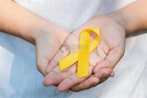 手拿黄丝带预防癌症概念高清图片下载-正版图片308021425-摄图网