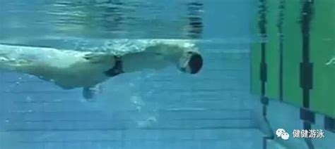 游泳运动员跳进泳池图片-女游泳运动员跳水瞬间素材-高清图片-摄影照片-寻图免费打包下载