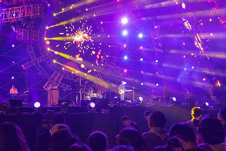 音乐节演唱会歌谣祭狂热的舞台现场和观众高清图片下载-正版图片500944354-摄图网