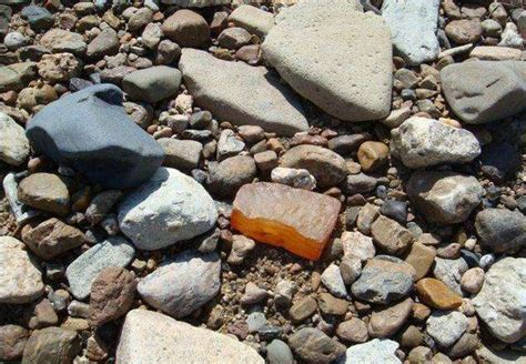 河边常见的石头种类,河边捡的石头怎么分辨,普通石头有哪些种类_大山谷图库