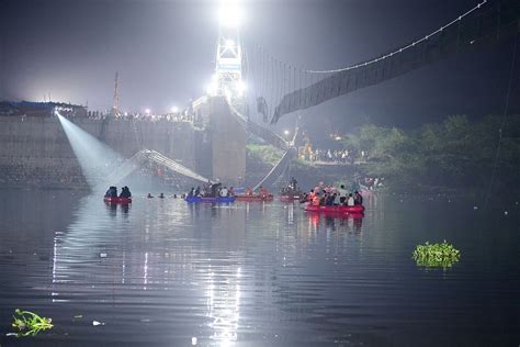 【图集】印度吊桥坍塌已致141人遇难，事发时数百人跳入河中|印度|人遇难_新浪新闻