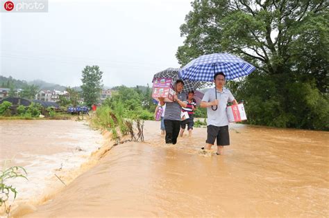 15人被洪水围困，消防急流中横渡救援_凤凰网视频_凤凰网