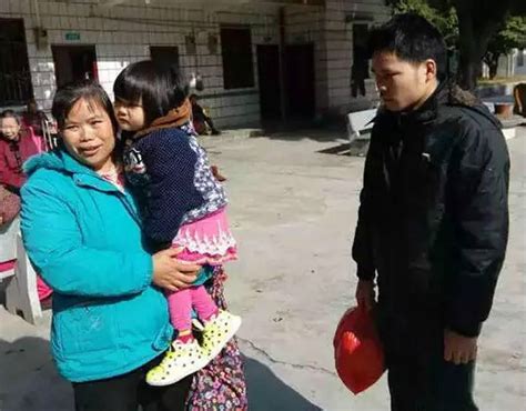 消防员做志愿者遇到走丢的小女孩，助力帮寻家人_凤凰网视频_凤凰网
