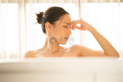 美女浴缸里泡澡放松高清图片下载-正版图片502329869-摄图网