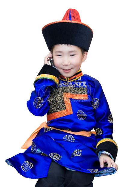 微笑亚洲人移动的8岁Buryat蒙古男孩在手机上说话高清图片下载-正版图片307684195-摄图网