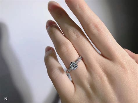 18K金进口高碳钻石戒指女1克拉圆钻幸福花束婚戒婚礼仿真道具钻戒-淘宝网