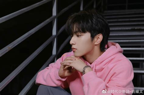 高仿衣服smg粉色卫衣(essential粉色卫衣)