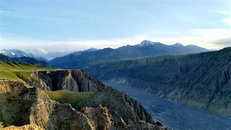 我国最美公路之一，九州缥缈录和飞驰人生的拍摄地！|独山子|大峡谷|新疆_新浪新闻