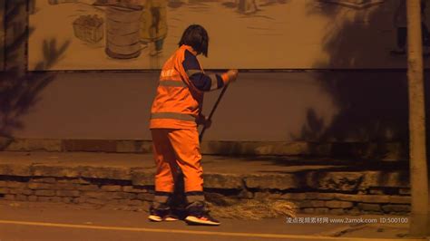 实拍环卫工人扫马路摄影图清晨环卫工人公路扫公路摄影图配图高清摄影大图-千库网