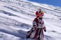 4岁女孩穿汉服滑雪如御剑飞行 网友：又萌又飒_国内新闻_海峡网