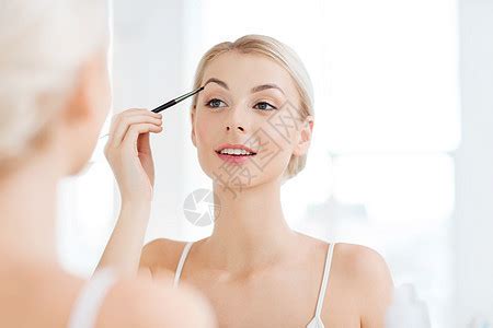 50岁女人如何护肤？别再学年轻人抹脸，用这3样护肤品就够了 - 妆知道