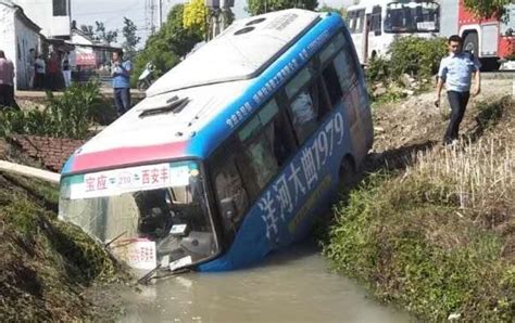 扬州宝应一公交车冲入河中，有乘客受伤_我苏网