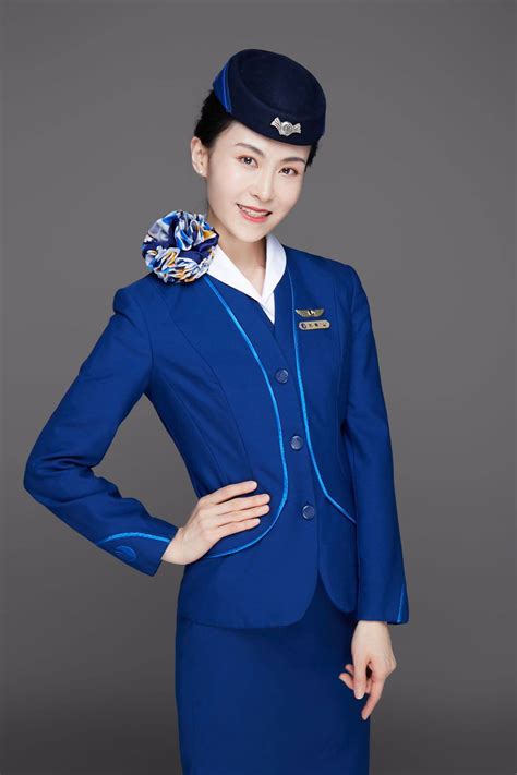 为什么中国空姐都是漂亮的小姐姐，而美国空姐多是中年“大妈”？__凤凰网