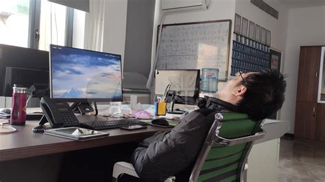 不同员工在上班时间睡觉！_腾讯视频