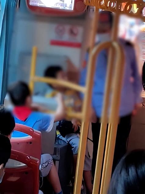 福州公交车上两男童打闹不止！司机劝阻引网友点赞|司机|男童|公交车_新浪新闻
