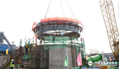 中国十七冶承建的福建三明高炉工程炉壳首吊成功