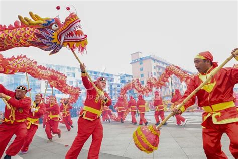 贵州毕节：百里杜鹃“九龙会狮”闹元宵-人民图片网