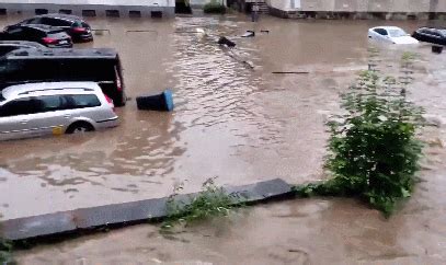 湖北随州遇大暴雨 洪水涨到二楼_凤凰网视频_凤凰网