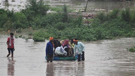 印度北部遭遇暴雨 多地洪水泛滥