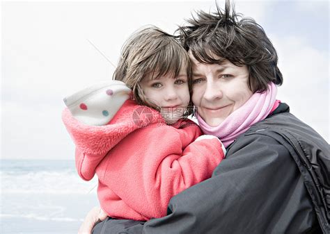 在海滩上抱孩子的女人高清图片下载-正版图片501516538-摄图网
