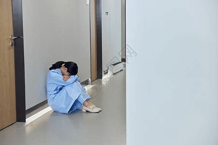 在休息室情绪崩溃的护士高清图片下载-正版图片502379786-摄图网