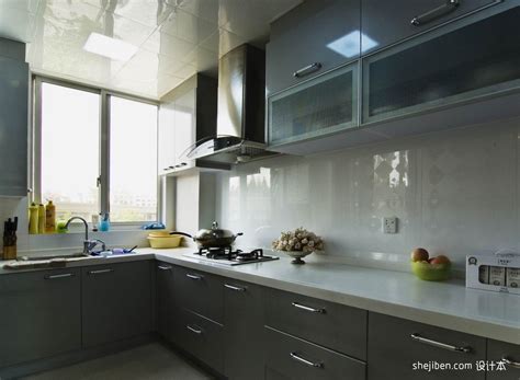 厨房铺贴了浅灰色的装饰，搭配白色橱柜，白色与灰色相辅相成，加上绿色蔬果的点缀使整个厨房活跃了起来；干净整洁的厨房，自由放松和优雅舒适可能是对 ...