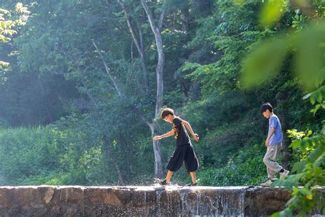 山间嬉戏玩水的两个和尚孩子图片-和尚和小伙子在溪边嬉戏素材-高清图片-摄影照片-寻图免费打包下载