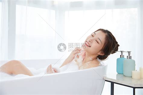 年轻女性在浴缸洗澡高清图片下载-正版图片501403096-摄图网