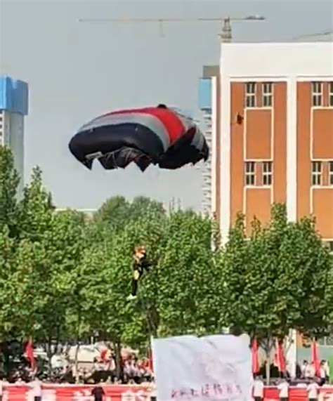 河南一高校运动会学生跳伞从天而降，学校：有13人跳伞，其中有5名学生，学生：画面非常震撼_手机新浪网