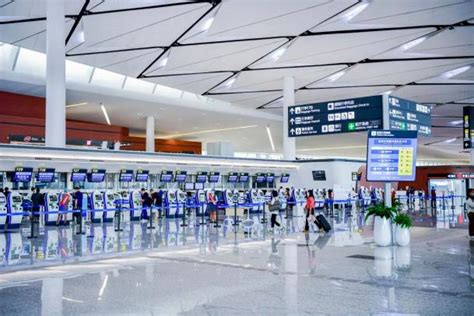 天府国际机场首降航班穿越“水门” 152名乘客成为历史见证者_手机新浪网
