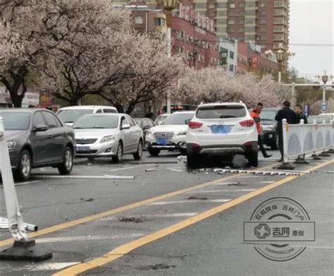 吉林大街突发车祸 马路护栏被撞碎-吉网（中国吉林网）