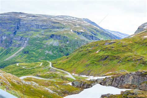 穿过挪威山脉的公路美丽景观旅行和游挪威山区的公路景观高清图片下载-正版图片304624986-摄图网