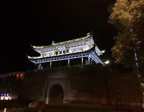 西安旅游晚上可以去走走的地方，西安夜景非常值得一看_城墙
