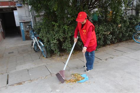 雪莲社区组织志愿者义务打扫卫生活动