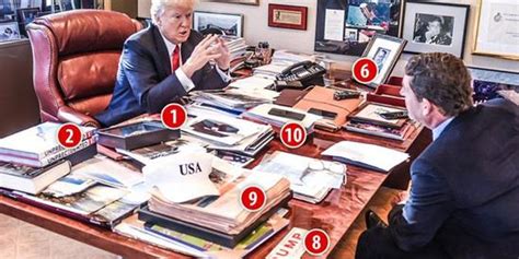 特朗普的新办公室照片曝光，桌上放有美墨边境墙纪念品_凤凰网