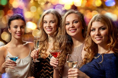 庆祝,单身派假期快乐的女人女朋友夜总会用含酒精的饮料眼镜上快乐的女人夜总会用眼镜喝酒高清图片下载-正版图片300057539-摄图网