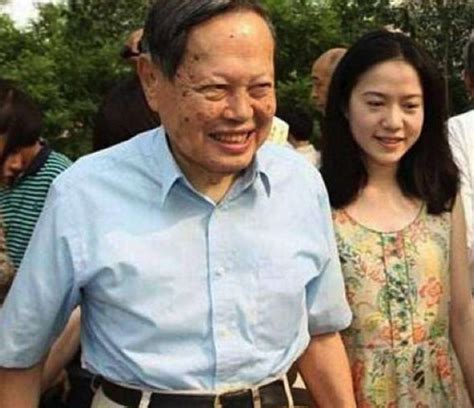 97岁杨振宁分享长寿秘诀 与妻子牵手出场十分亲密_手机新浪网