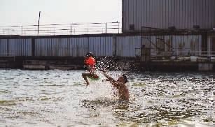 3名男子下河玩水，被困孤岛报警求助_凤凰网视频_凤凰网