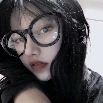甜美女生戴眼镜头像