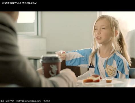 国外小女孩吃快餐视频mp4素材免费下载_红动中国